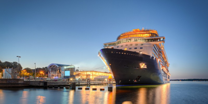 Kreuzfahrtschiff liegt im Hafen