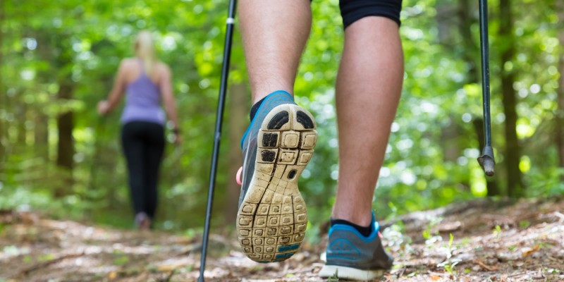 Frau mit Stcken im Wald