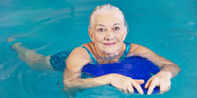 Seniorin beim Aqua-Fitness