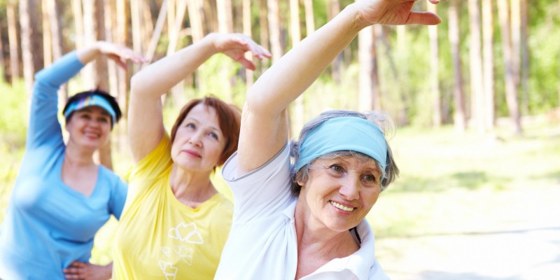 ltere Damen machen Gymnastik in der Natur